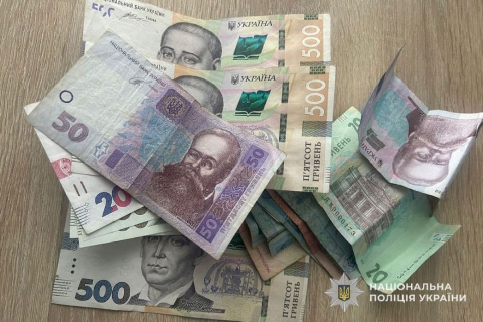Поки господар був у дворі, з хати винесли гроші: у крадіжці підозрюють односельчанку