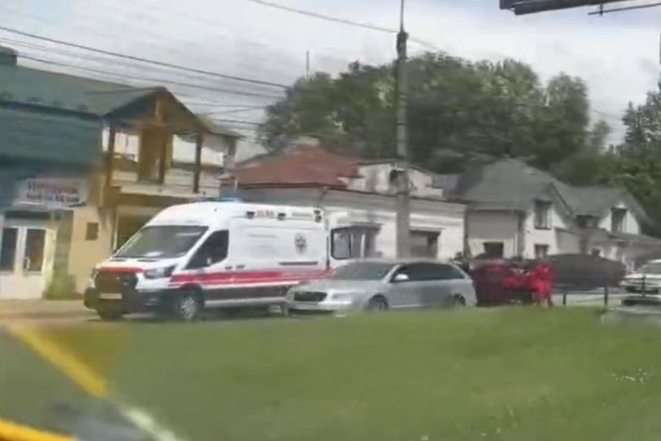 На вулиці Соломії Крушельницької аварія: водій в'їхав у електроопору