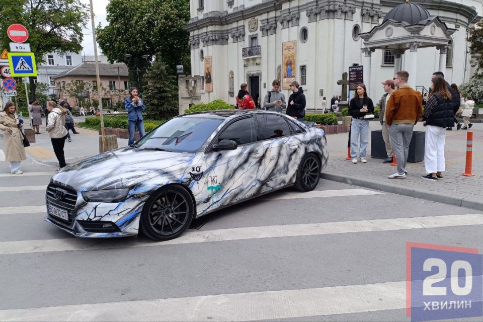 Тернополяни розмалювали автівку за донат