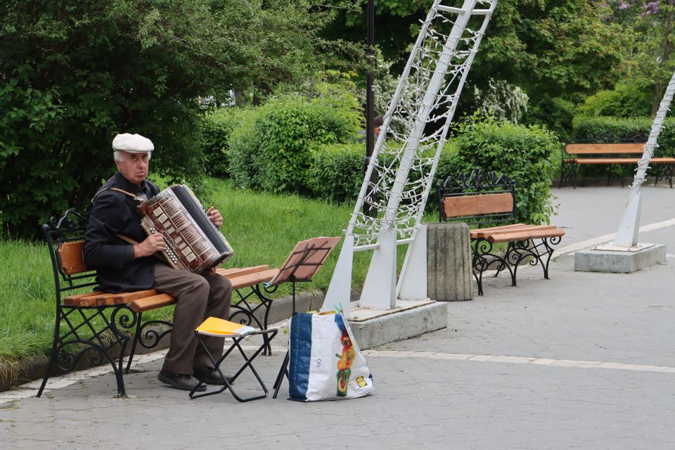 У сквері Чорновола відремонтували та оновили лавки: який вигляд вони мають тепер