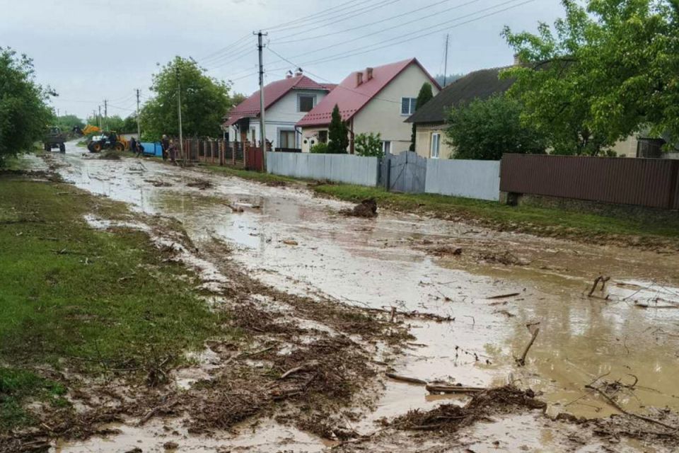 Вивозять тонни намулу та відновлюють дорогу: як в Росохачі ліквідовують наслідки підтоплення