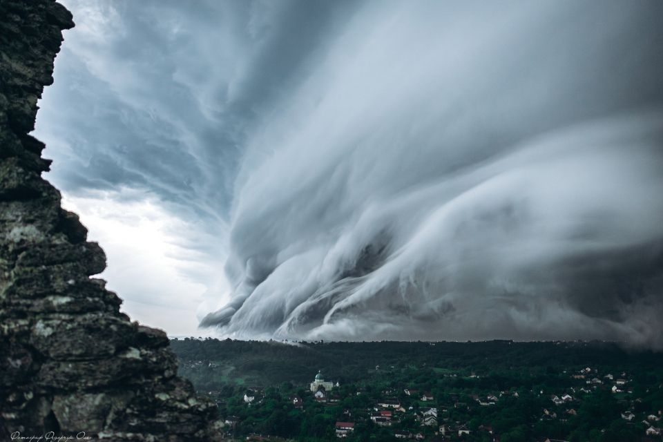 Вражаючий момент перед бурею: фотограф опублікував неймовірні кадри з Кременця