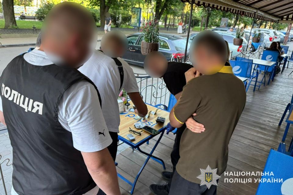Керівника юридичної фірми в Тернополі затримали на хабарі: обіцяв оновити дані у ТЦК за 600 доларів