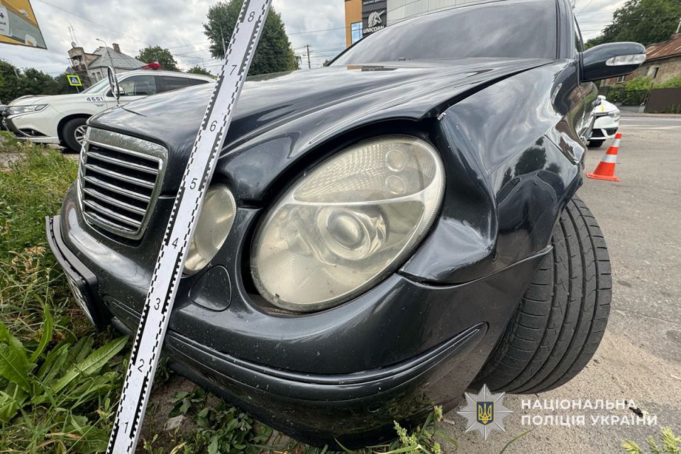 Водій збив жінку з дворічною дитиною на переході і втік