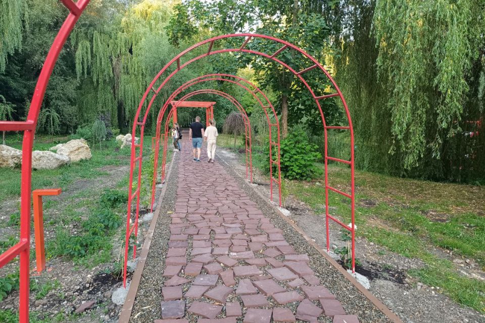 Встановили арки та висадили троянди: який вигляд має японський сад у Сопільче