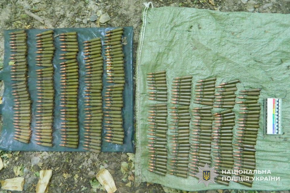 Вулицями Чорткова ходив 20-річний чоловік з чотирма сотнями патронів до автомата