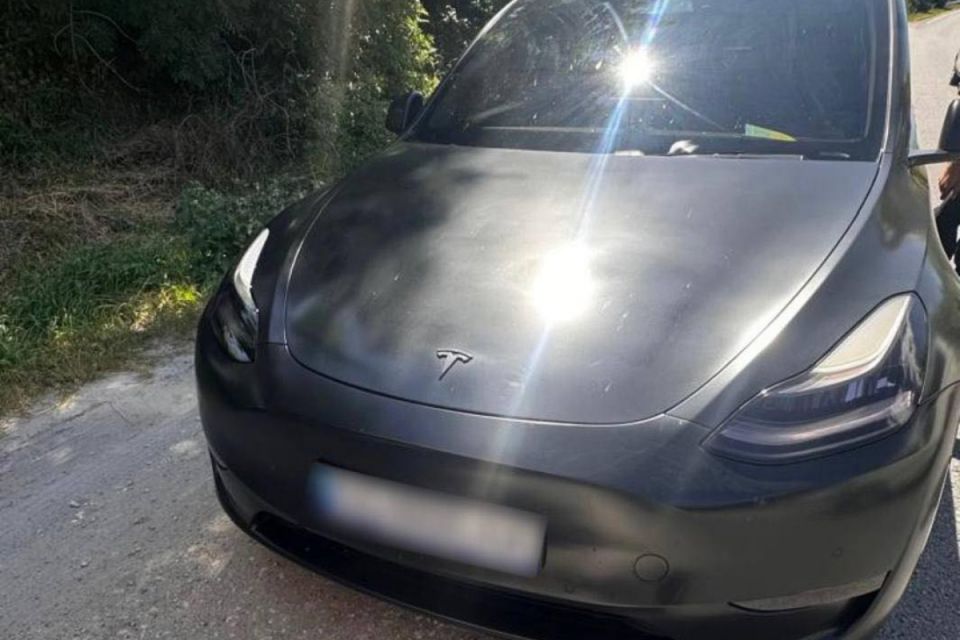 Tesla, який був у розшуку, зупинили патрульні в Тернополі за перевищення швидкості