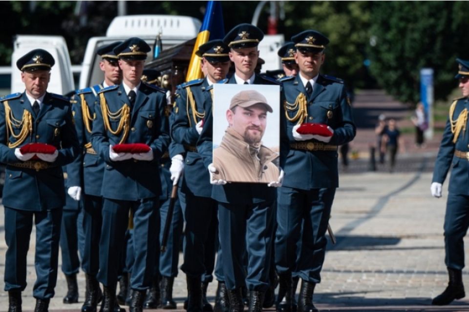 Ціною життя врятував інших.... У Києві попрощалися з пілотом F-16 Максимом Устименком