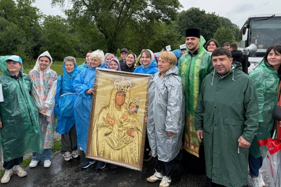 Пішки і під дощем: сотні прочан йдуть у Зарваницю молитися за мир в Україні