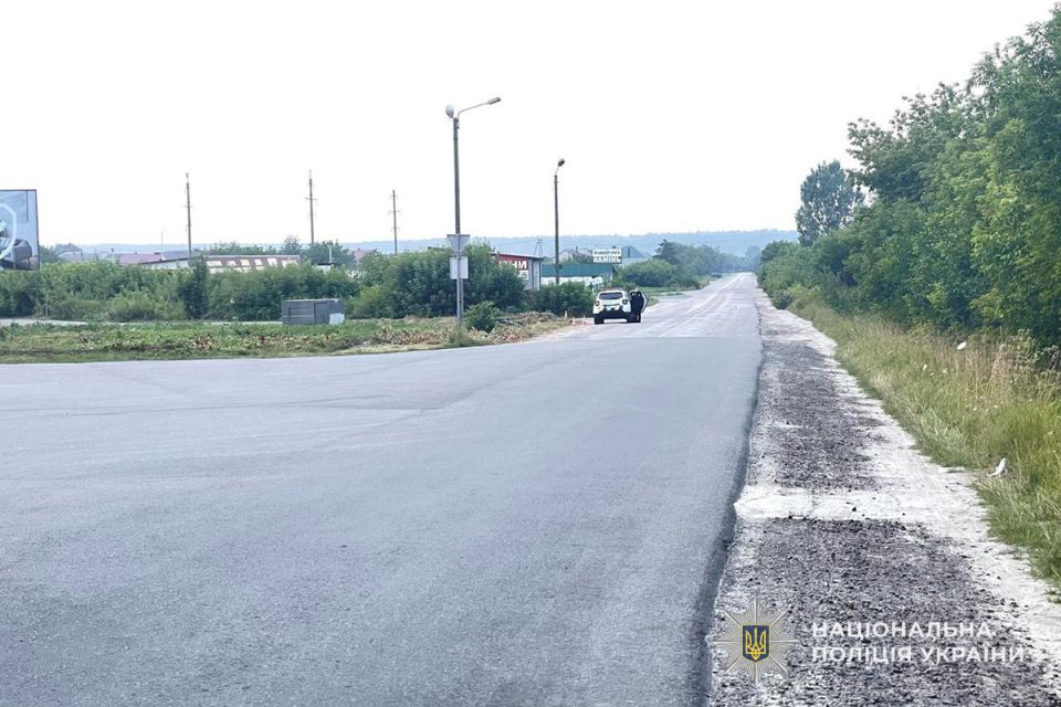 На узбіччі — побитий мотоцикл і бездиханне тіло: на Кременеччині загинув юнак