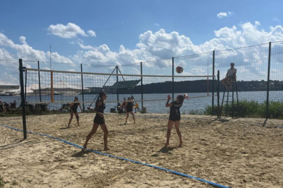 Рекордна кількість учасників змагались у чемпіонаті міста з пляжного волейболу