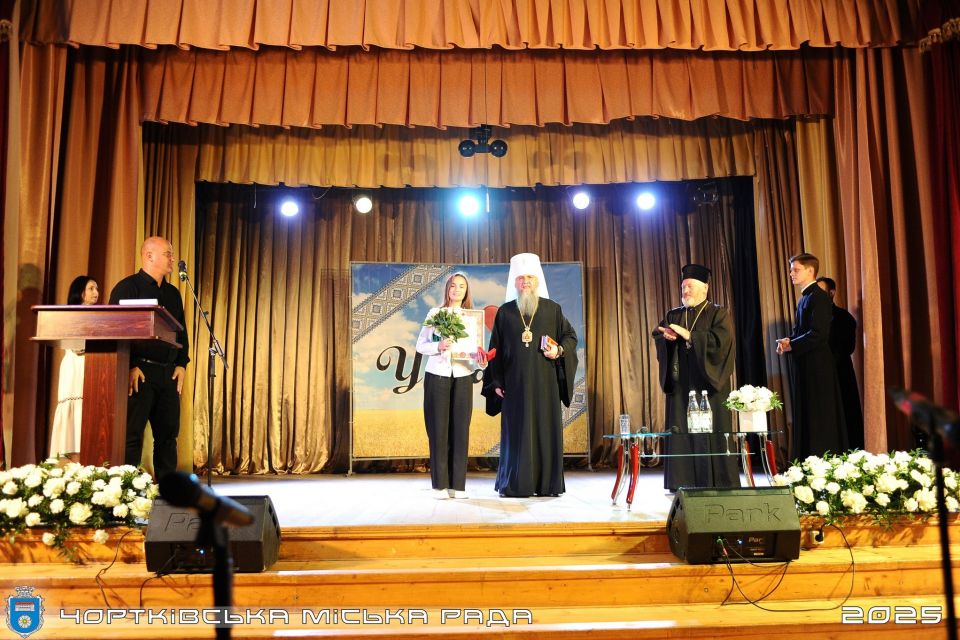 Митрополит Епіфаній нагородив грамотою ліцеїстку з Чорткова