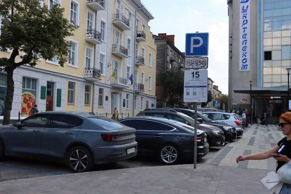 Де у центрі Тернополя можна припаркувати авто безплатно та за гроші