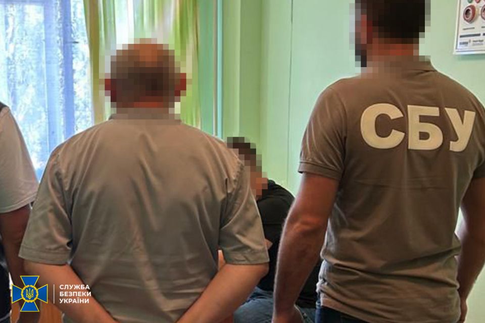 У Тернополі затримали комунальника,  який «знімав» ухилянтів з розшуку: СБУ