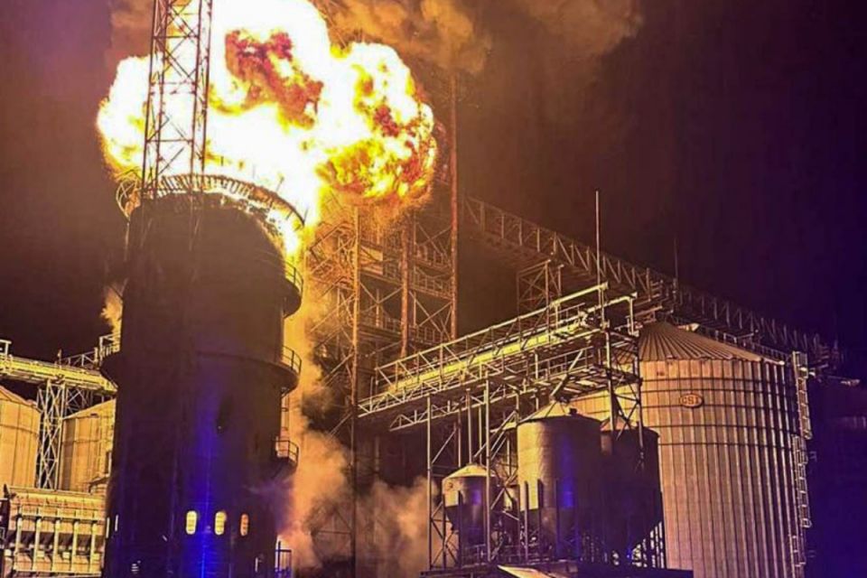 Пожежа на підприємстві в Острові: рятувальники працювали всю ніч