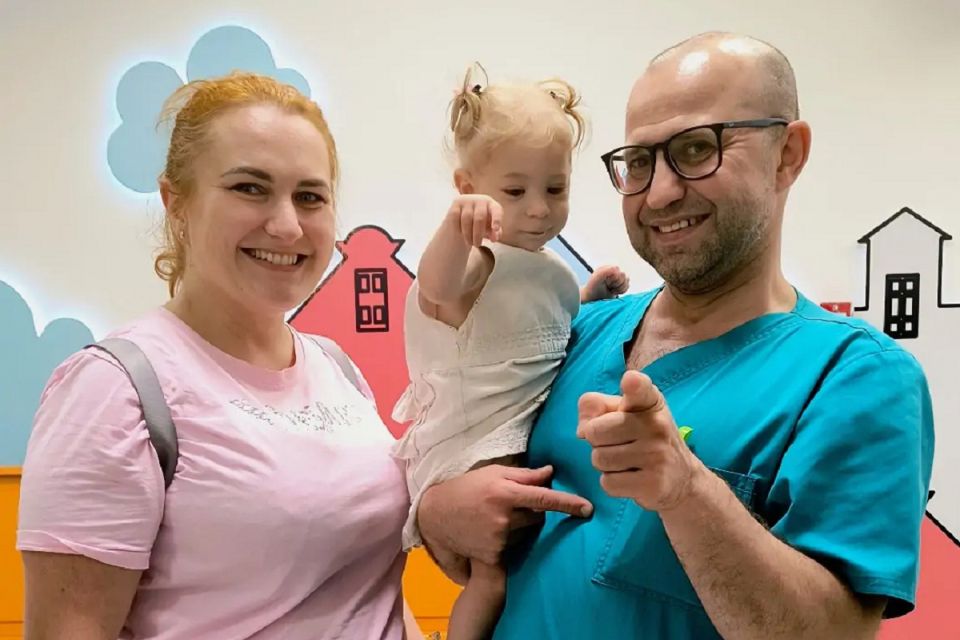 Дівчинку з Тернопільщини врятували за допомогою робота-хірурга Da Vinci