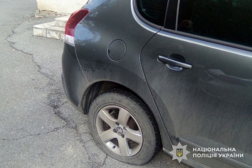 Порізані шини знайшли власники шести авто на Алясці та Східному: хто це зробив