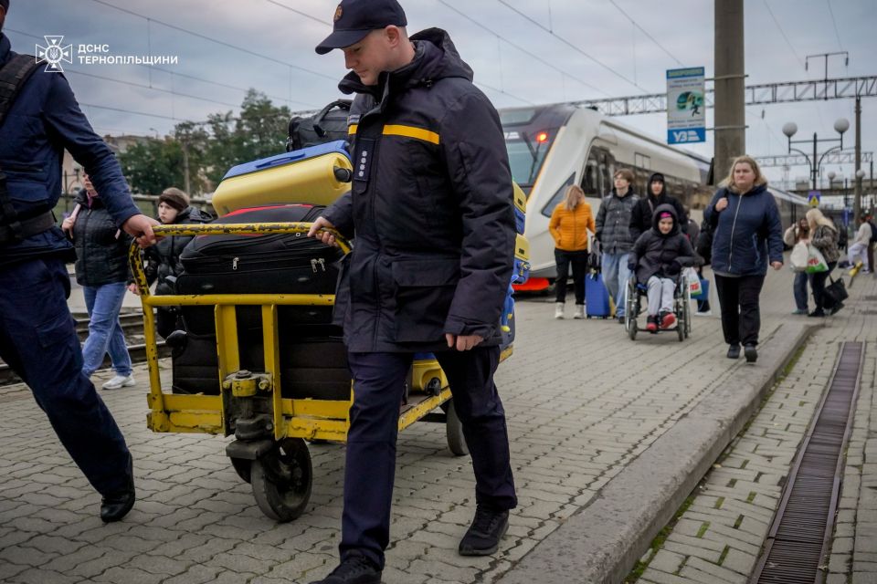 Тернопільські рятувальники проводжали на потяг дітей, які повертались з реабілітації