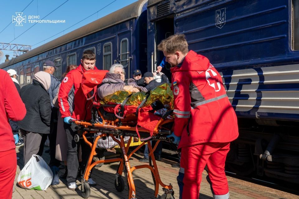 На Тернопільщину прибув евакуаційний потяг: приїхали літні люди з Донеччини