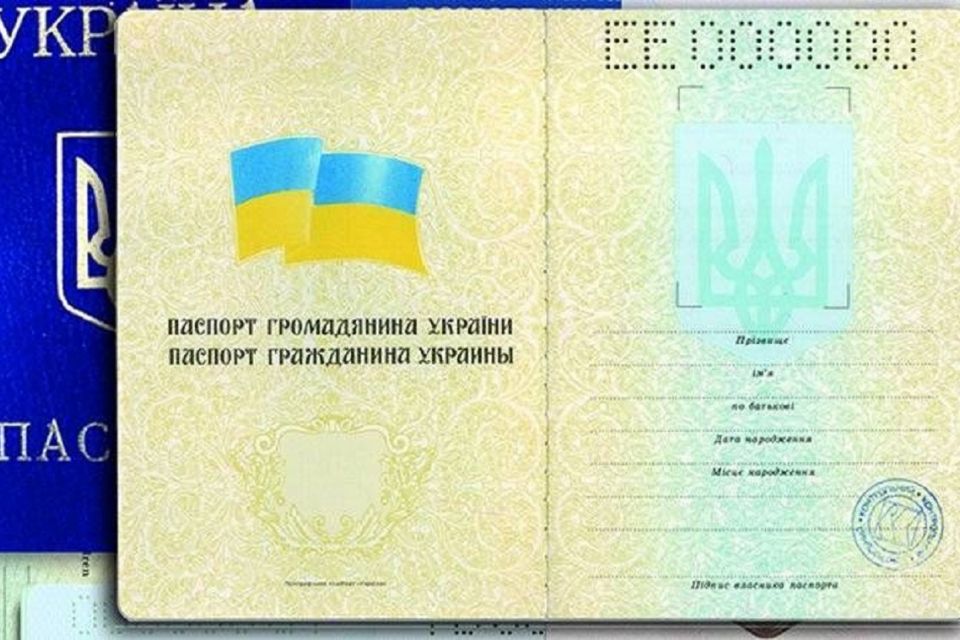 Лише українською: Рада ухвалила зміни до оформлення паспортів українців