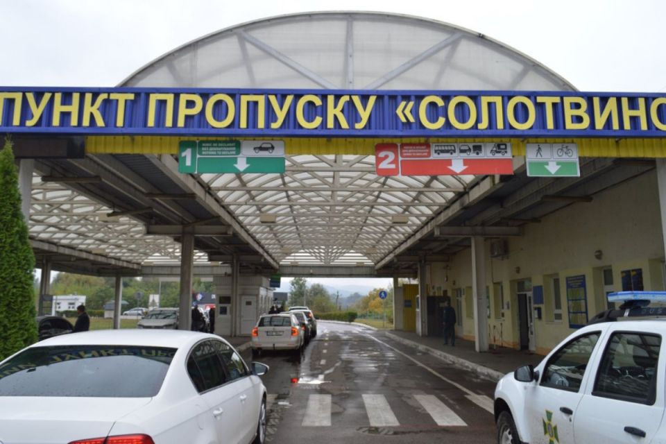 На кордоні з Румунією обмежили рух на понад 30 днів