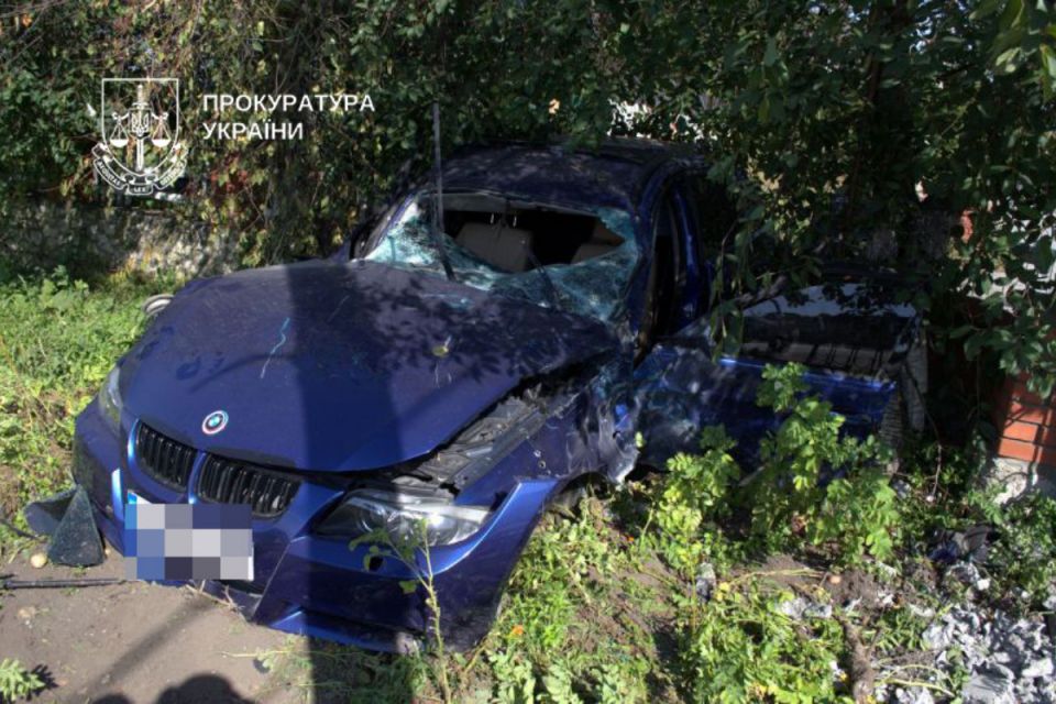 Попри заборону  керувати авто, водій п'яним вчинив аварію: врізався у паркан та стовп