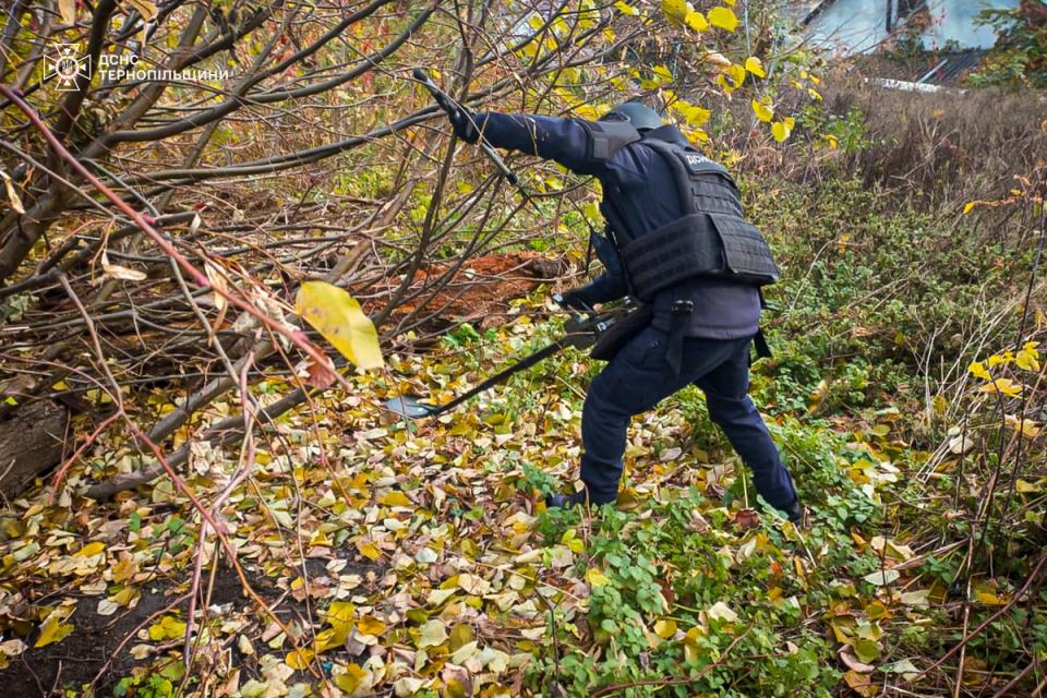 На дитячому майданчику в Тернополі виявили снаряд