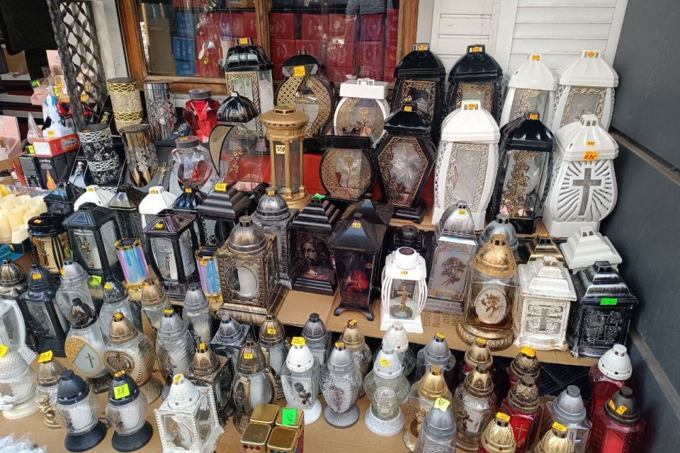 Скільки коштують лампадки та квіти напередодні поминальних днів у Тернополі