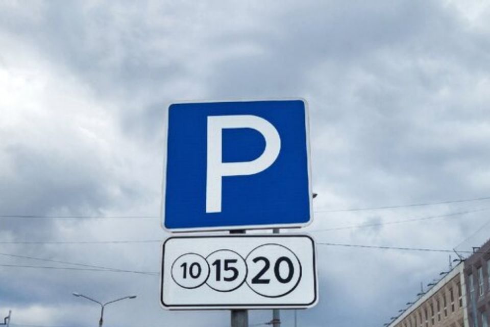 На Замковій змінили режим роботи парковки. Шукають нового оператора паркування