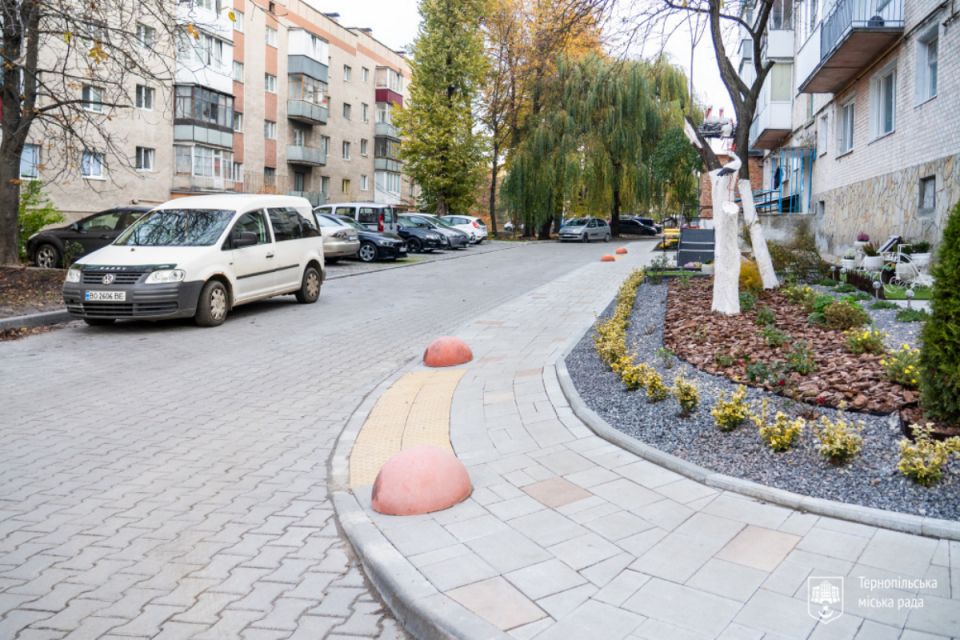 Завершили ремонт двору на  Клима Савури