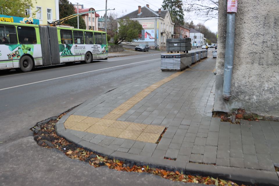 На Острозького відремонтували тротуар: який вигляд має тепер