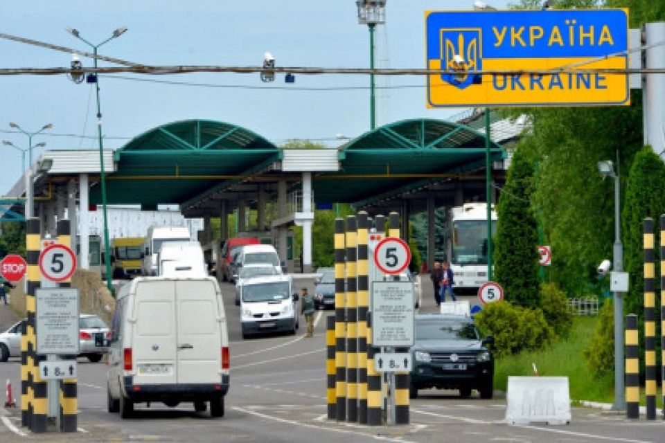Призупинили перетин кордону України через збій у базі: що відомо