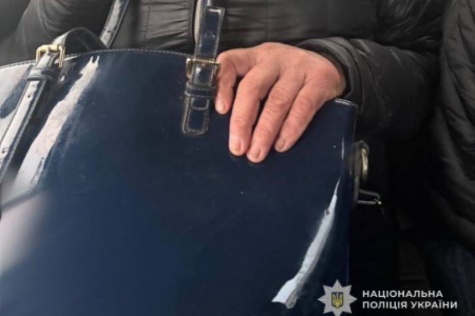 З будинку в Почаєві вкрали 700 доларів та 3040 гривень: поліція затримала підозрювану