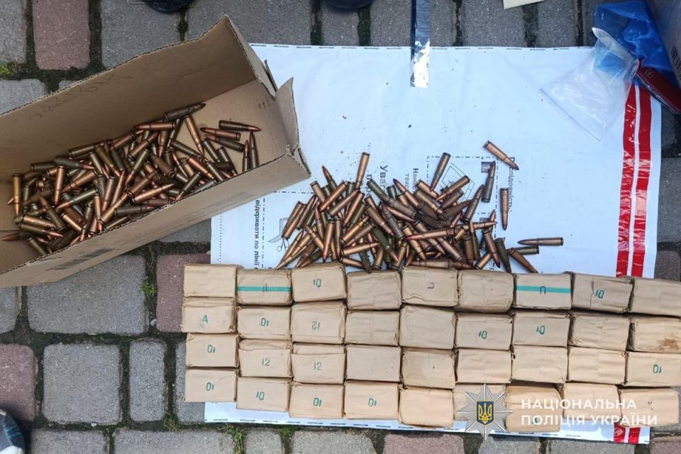 Понад дві тисячі набоїв та саморобний автомат «Калашникова»: суд розгляне справу чоловіка з Заліщиків