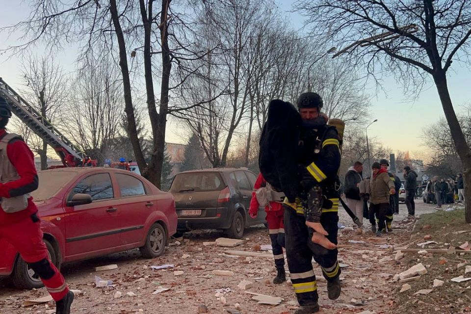 У Тернополі триває рятувальна операція: палають квартири, людей виносять на руках