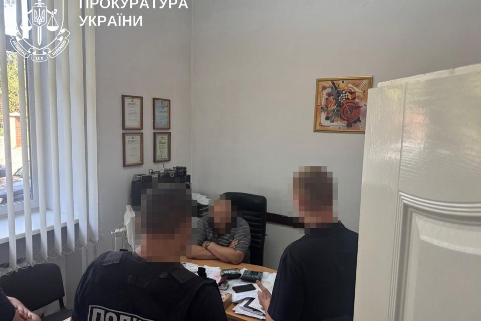 У Тернополі колишнього інженера взяли на хабарі $10 000 за допомогу у виїзді військовозобов'язаного