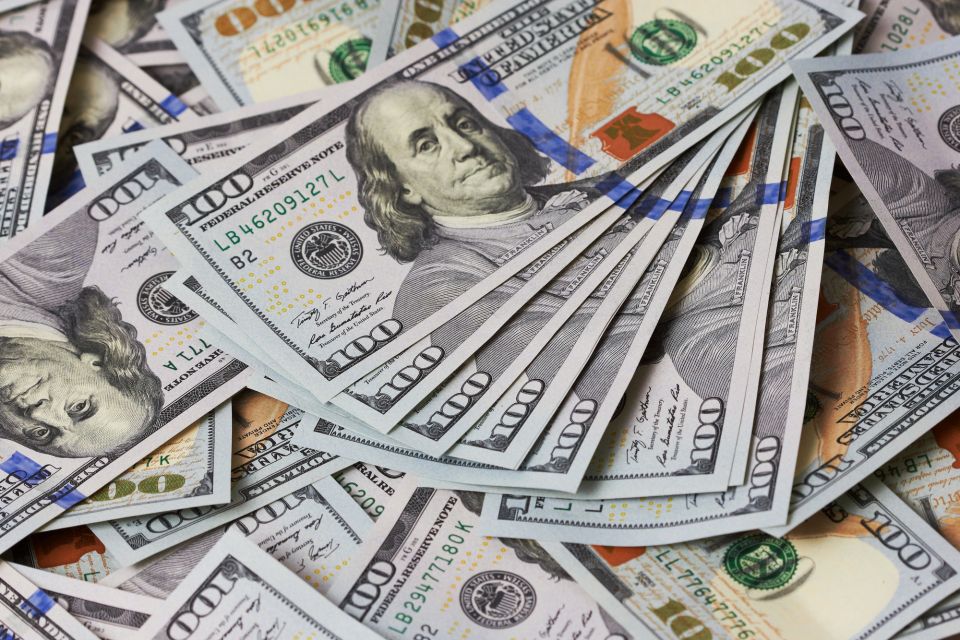 НБУ підвищив курс долара на 1 грудня