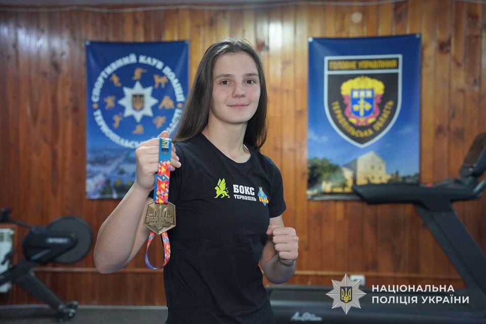 Поліцейська з Тернопільщини Каріна Вовк стала володаркою Кубка України з боксу