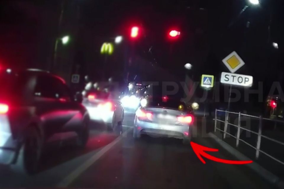 На Дружбі жінка під наркотиками керувала автівкою попри заборону і порушувала правила