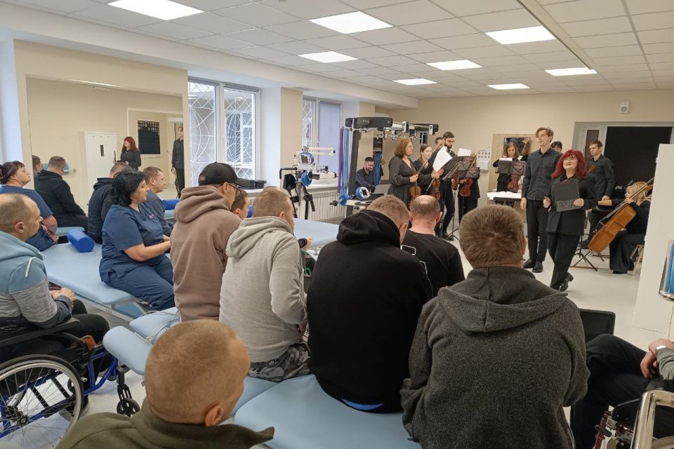 Різдвяні мелодії для героїв: оркестр виступив перед захисниками Тернополя