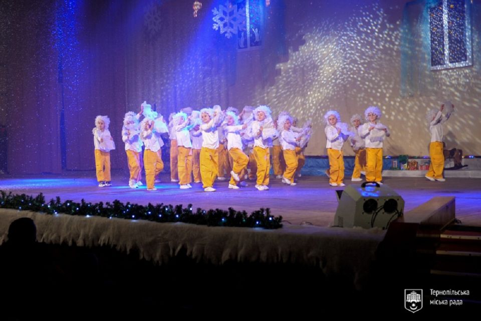 Близько 6 тисяч дітей відвідали благодійні театралізовані ранки до Дня Миколая