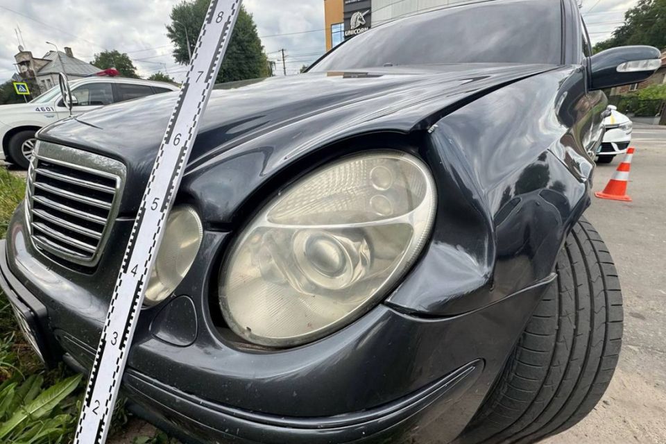 Суд відправив до тюрми п’яного водія, який на переході збив маму з дворічною дитиною і втік