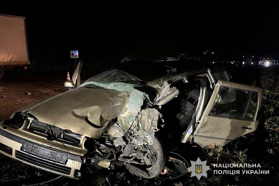 Деталі аварії в Ступках: Volkswagen врізався в автопоїзд