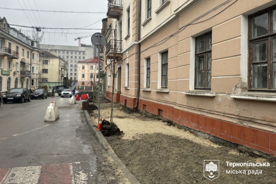 На Грушевського та Листопадовій оновлюють тротуари