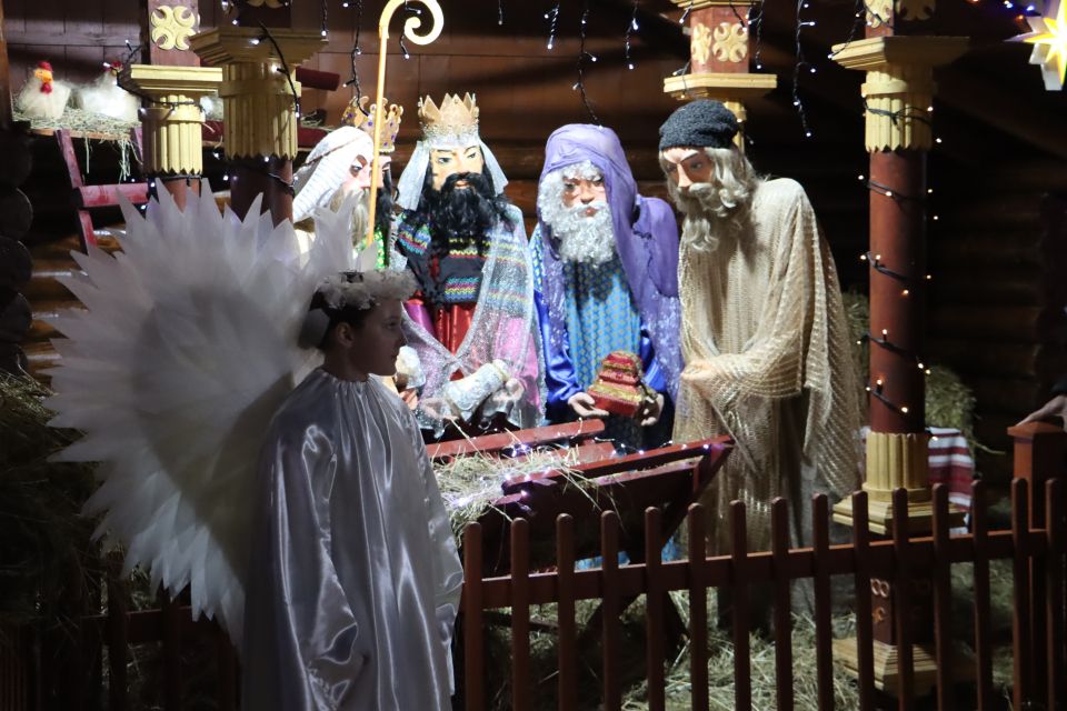 На Театральному майдані освятили різдвяну шопку: як усе відбувалося