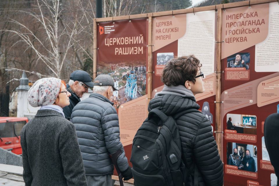 У Кременці відкрили вуличну виставку «Церковний рашизм»