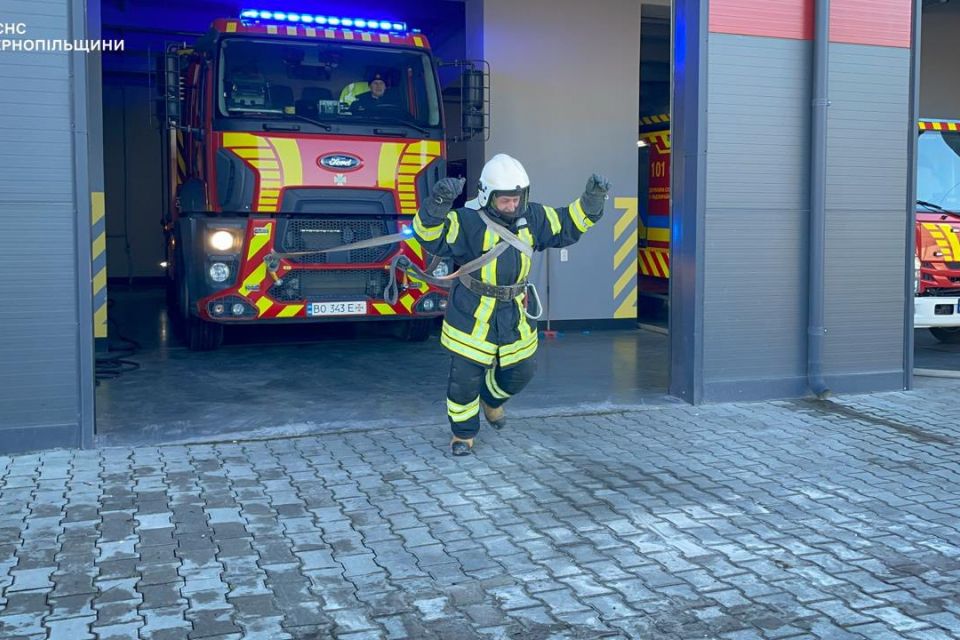 За давньою традицією облили водою: на Тернопільщині рятувальники провели на пенсію колегу