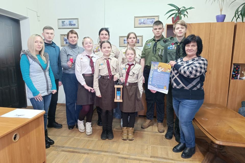 Тернопільські пластуни передали редакції «20 хвилин» Вифлеємський вогонь миру