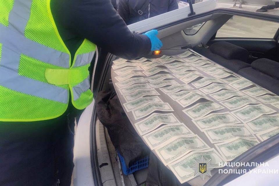 Тернополянина затримали при отриманні 5,5 тисяч доларів хабаря