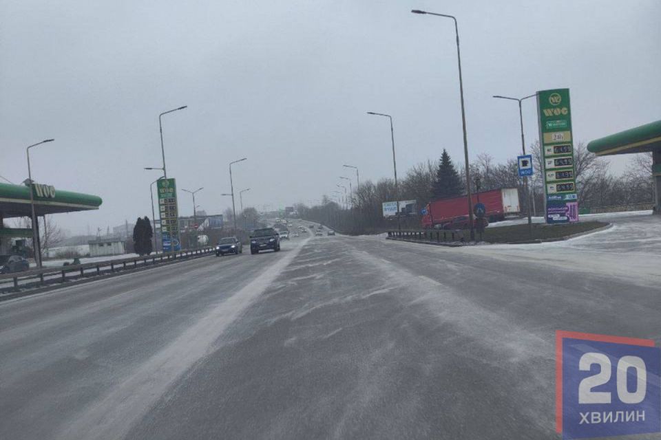Тернополяни скаржаться на слизькі дороги в місті: чи працює спецтехніка